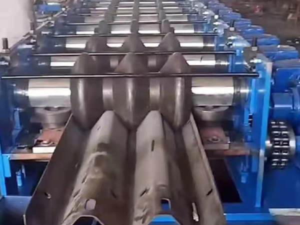 高速护栏成型机